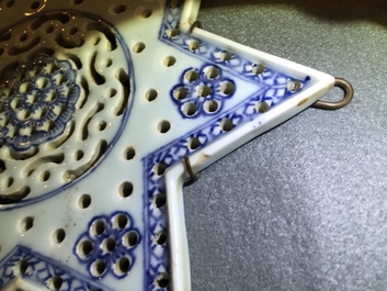 A pair of Chinese blue and white star-shaped strainers for the Persian market, Qianlong