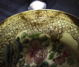 Une assiette en porcelaine de Chine famille rose &agrave; d&eacute;cor d'un paon, Yongzheng