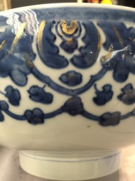 Un bol en porcelaine de Chine bleu et blanc, Qianlong, et un plat en rouge de fer, 19&egrave;me