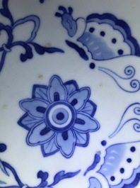 Une paire de vases couverts en porcelaine de Chine famille rose, 19&egrave;me, et une paire de plats en bleu et blanc, 20&egrave;me