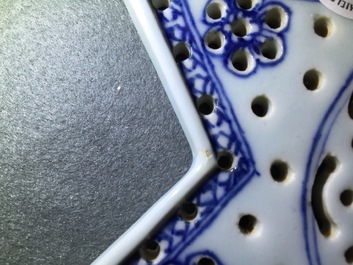 Une paire d'&eacute;gouttoirs en forme d'&eacute;toile en porcelaine de Chine bleu et blanc pour le march&eacute; persan, Qianlong