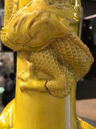 Un vase en porcelaine Awaji jaune monochrome au dragon en relief, Japon, &eacute;poque Meiji, 19&egrave;me