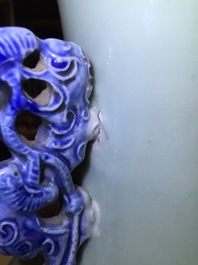 Een grote Chinese vaas met blauwwit decor van draak en feniks op celadon fondkleur, 19e eeuw