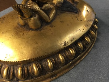 Een Tibetaanse vergulde bronzen figuur van Simhavaktra, 18e eeuw