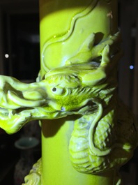 Un vase en porcelaine Awaji jaune monochrome au dragon en relief, Japon, &eacute;poque Meiji, 19&egrave;me