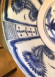 Un grand bol en porcelaine de Chine bleu et blanc de type Kraak, Wanli