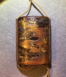 Een Japanse lakwerk inro met ivoren netsuke en agaat ojime, met een ivoren tempelleeuw netsuke, Meiji/Taisho