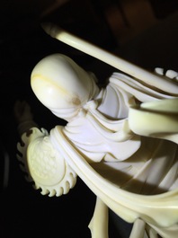Deux figures en ivoire sculpt&eacute; figurant un guerrier et Chang'e, Chine, 19/20&egrave;me