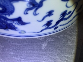 Een Chinese blauwwitte drakenkom, Kangxi