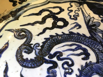 Een zeer grote Chinese blauwwitte schotel met een draak, Jiajing