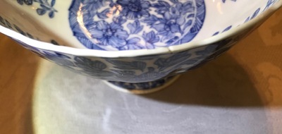 Une paire de bols sur piedouche en porcelaine de Chine bleu et blanc, Kangxi