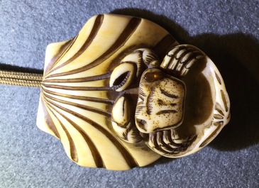 Een Japanse lakwerk inro met ivoren netsuke en agaat ojime, met een ivoren tempelleeuw netsuke, Meiji/Taisho