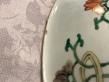 Un plat en porcelaine de Chine famille verte &agrave; d&eacute;cor d'un lion bouddhiste, Kangxi