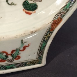 Une coupe en forme de coquille en porcelaine de Chine famille verte, Kangxi