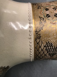 A pair of fine Japanese Yokohama Satsuma vases with ducks near a lotus pond, Meiji, 19th C.