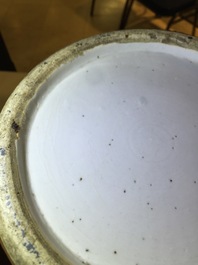 Un grand vase en porcelaine de Chine &agrave; d&eacute;cor en bleu et blanc sur fond c&eacute;ladon, 19&egrave;me