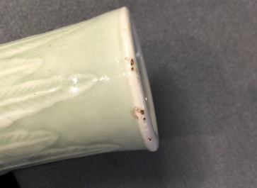 Een paar Chinese celadon pijpenkopvazen met onderglazuur decor, 19e eeuw