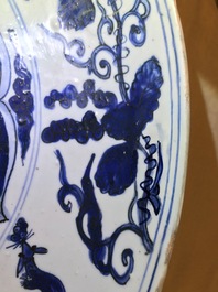 Un tr&egrave;s grand plat en porcelaine de Chine bleu et blanc &agrave; d&eacute;cor d'un dragon, Jiajing