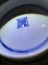 Un bol aux dragons en porcelaine de Chine bleu et blanc, Kangxi