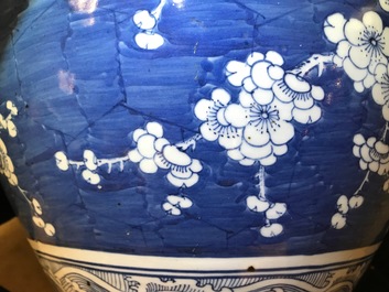 Un aquarium en porcelaine de Chine bleu et blanc, 19&egrave;me