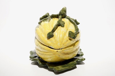 Une terrine en forme de melon en fa&iuml;ence de Delft polychrome, 2&egrave;me moiti&eacute; du 18&egrave;me