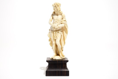 Un mod&egrave;le de Christ debout en ivoire sculpt&eacute;, prob. Dieppe, 18/19&egrave;me