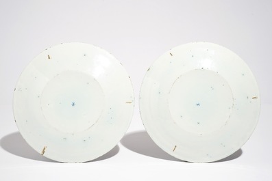 Une paire d'assiettes en fa&iuml;ence de Delft bleu et blanc, 1&egrave;re moiti&eacute; du 18&egrave;me