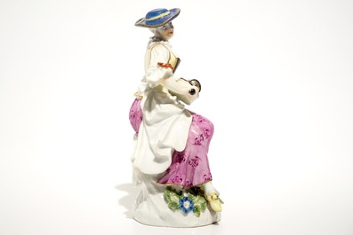 Une figure Commedia del'Arte en porcelaine de Meissen: Harlequin jouant de la vielle, Allemagne, 18&egrave;me