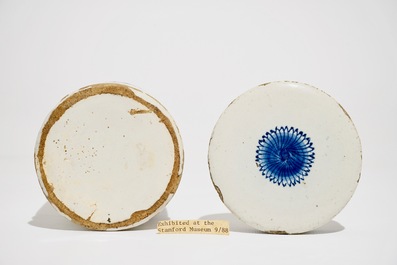 Un albarello ou pot de pharmacie et son couvercle en fa&iuml;ence de Delft bleu et blanc, 18&egrave;me