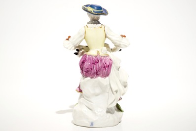 Une figure Commedia del'Arte en porcelaine de Meissen: Harlequin jouant de la vielle, Allemagne, 18&egrave;me