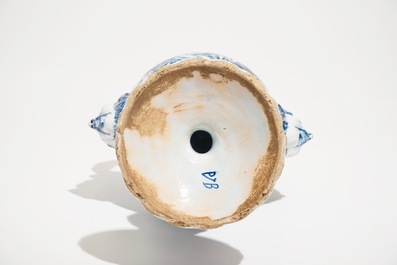 Un vase en fa&iuml;ence en style de Delft bleu et blanc &agrave; d&eacute;cor d'une sc&egrave;ne galante, France, 19&egrave;me