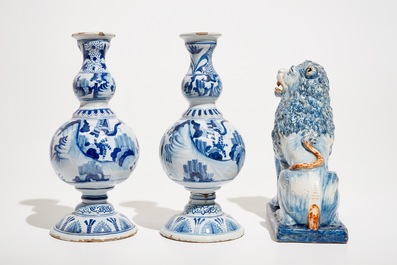 A pair of Delft style blue and white chinoiserie vases and a model of a lion with a shield, France, 19th C.
