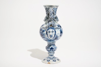 Een blauwwitte twee-orige vaas met een galante sc&egrave;ne in Delftse stijl, Frankrijk, 19e eeuw