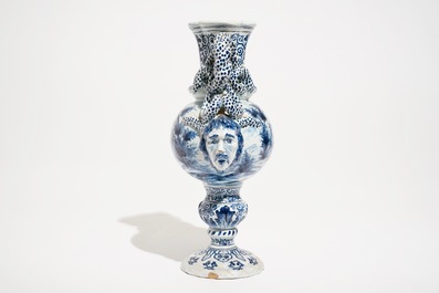 Un vase en fa&iuml;ence en style de Delft bleu et blanc &agrave; d&eacute;cor d'une sc&egrave;ne galante, France, 19&egrave;me