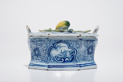 Een blauwwitte Delftse botervloot met polychrome dekselknop, 18e eeuw