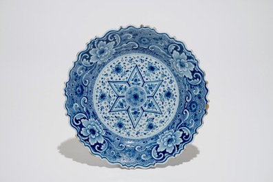 Een blauwwit Delfts aardbeienvergiet op onderschotel, 18e eeuw