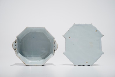 Een blauwwitte Delftse botervloot met polychrome dekselknop, 18e eeuw