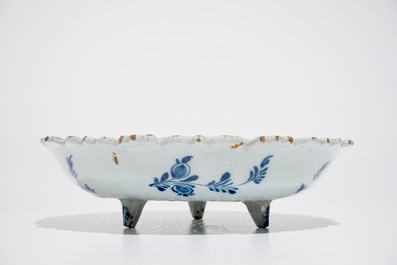 Een blauwwit Delfts aardbeienvergiet op onderschotel, 18e eeuw