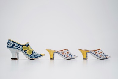 Trois mod&egrave;les de chaussures en fa&iuml;ence polychrome de Delft, 18&egrave;me