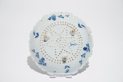 Un fraisier sur pr&eacute;sentoir en fa&iuml;ence de Delft bleu et blanc, 18&egrave;me