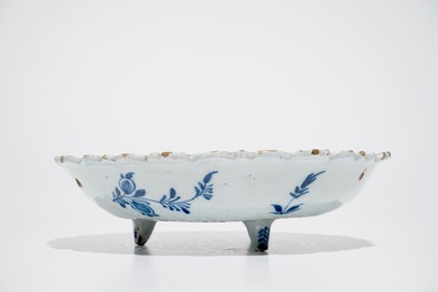 Een blauwwit Delfts aardbeienvergiet op onderschotel, 18e eeuw