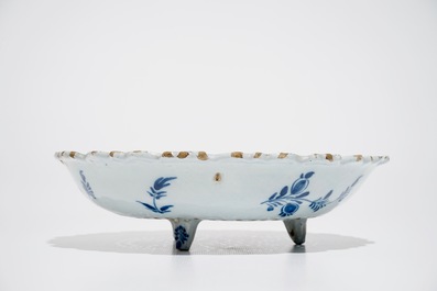 Een blauwwit Delfts aardbeienvergiet op onderschotel, 18e eeuw