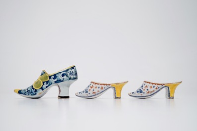 Trois mod&egrave;les de chaussures en fa&iuml;ence polychrome de Delft, 18&egrave;me