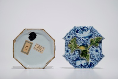 Un beurrier en fa&iuml;ence de Delft bleu et blanc avec une prise polychrome, 18&egrave;me