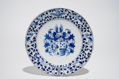 Een blauwwitte wapenschotel met grotesken, atelier Verstraeten, Haarlem, 1650-1660