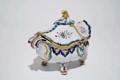 Une terrine couverte Rococo en fa&iuml;ence polychrome de Bruxelles, 18&egrave;me