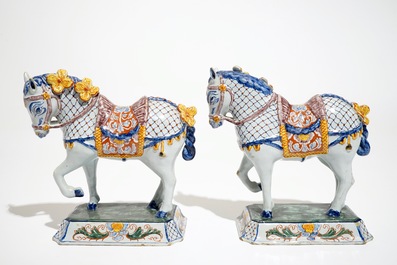 Une paire de mod&egrave;les de chevaux en fa&iuml;ence de Delft polychrome, 1&egrave;re moiti&eacute; du 19&egrave;me