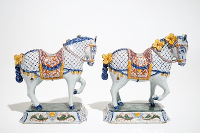 Une paire de mod&egrave;les de chevaux en fa&iuml;ence de Delft polychrome, 1&egrave;re moiti&eacute; du 19&egrave;me