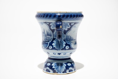 Un vase en forme d'urne en fa&iuml;ence de Delft bleu et blanc, 18&egrave;me