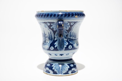 Een blauwwitte Delftse urnvormige bloemvaas, 18e eeuw